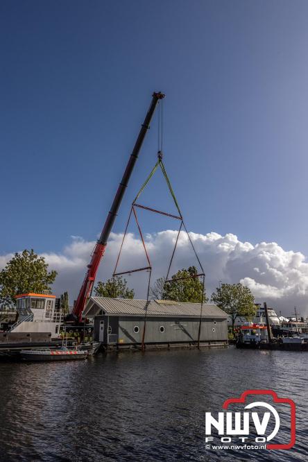 Boothuis KNRM Reddingstation Elburg uit het water gehaald voor renovatie. - © NWVFoto.nl