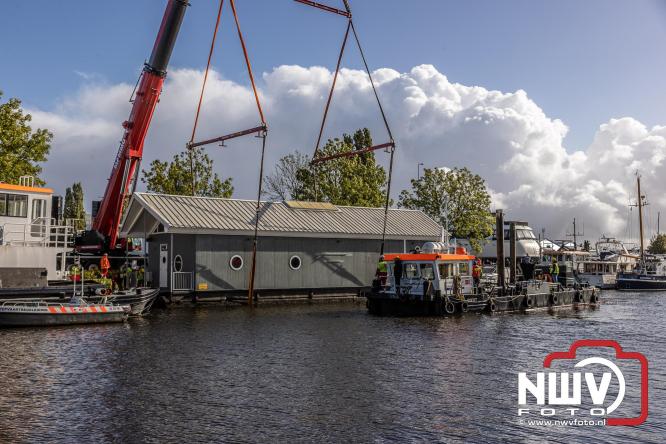 Boothuis KNRM Reddingstation Elburg uit het water gehaald voor renovatie. - © NWVFoto.nl