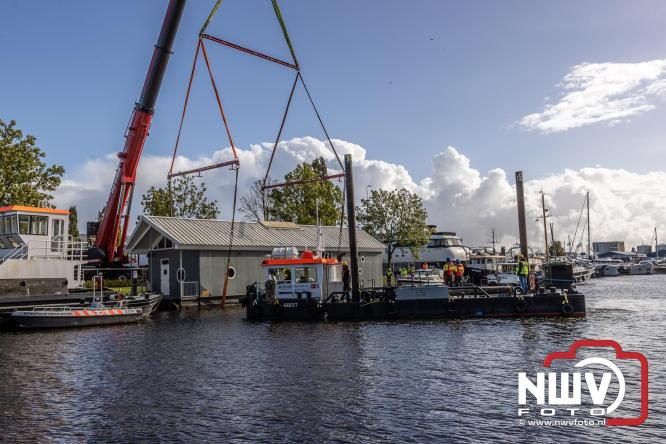 Boothuis KNRM Reddingstation Elburg uit het water gehaald voor renovatie. - © NWVFoto.nl