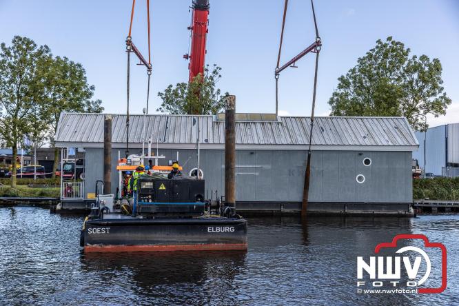 Boothuis KNRM Reddingstation Elburg uit het water gehaald voor renovatie. - © NWVFoto.nl