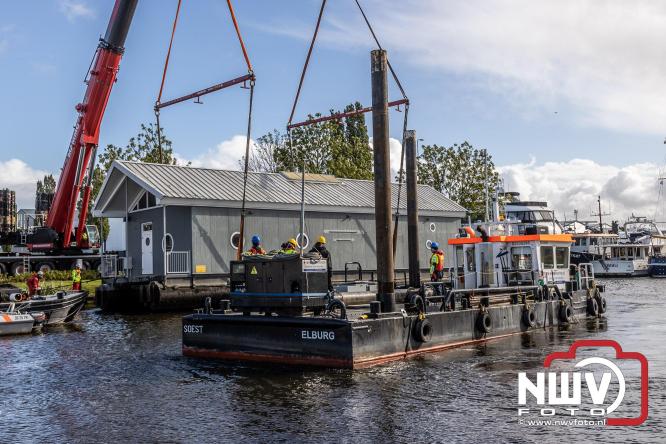 Boothuis KNRM Reddingstation Elburg uit het water gehaald voor renovatie. - © NWVFoto.nl