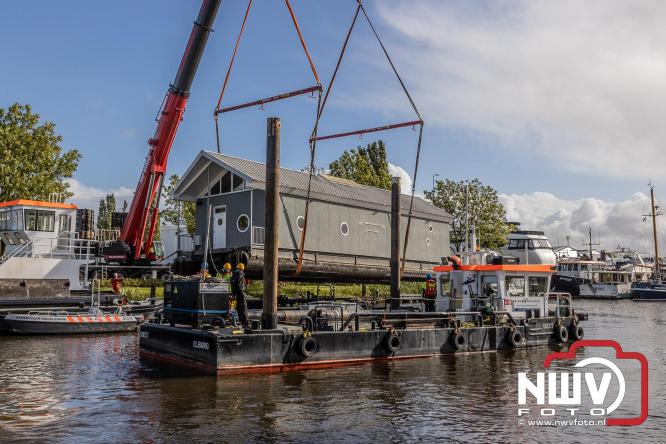 Boothuis KNRM Reddingstation Elburg uit het water gehaald voor renovatie. - © NWVFoto.nl