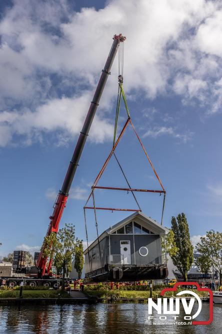Boothuis KNRM Reddingstation Elburg uit het water gehaald voor renovatie. - © NWVFoto.nl