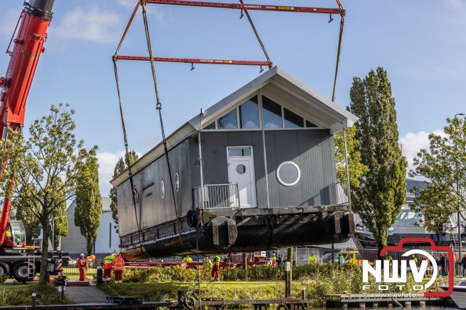 Boothuis KNRM Reddingstation Elburg uit het water gehaald voor renovatie. - © NWVFoto.nl