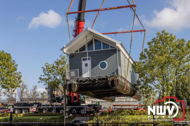 Boothuis KNRM Reddingstation Elburg uit het water gehaald voor renovatie. - © NWVFoto.nl