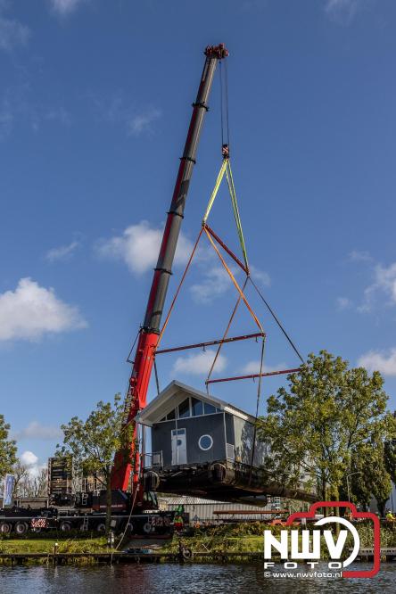 Boothuis KNRM Reddingstation Elburg uit het water gehaald voor renovatie. - © NWVFoto.nl