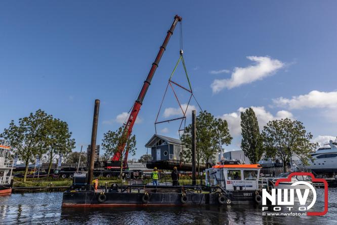 Boothuis KNRM Reddingstation Elburg uit het water gehaald voor renovatie. - © NWVFoto.nl