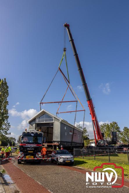 Boothuis KNRM Reddingstation Elburg uit het water gehaald voor renovatie. - © NWVFoto.nl