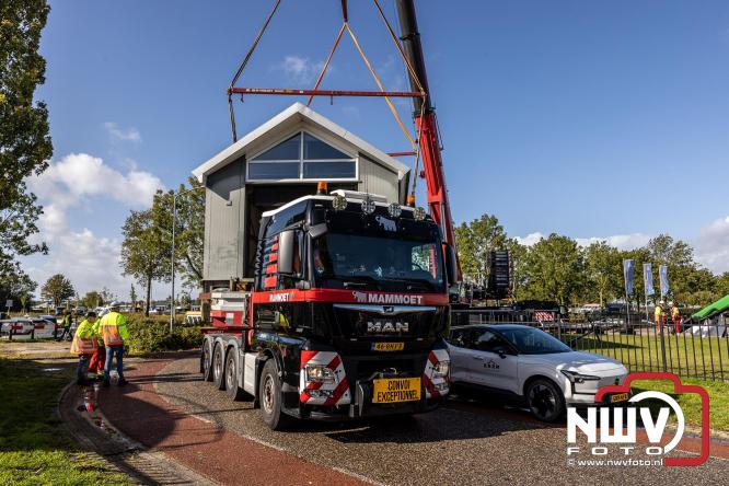 Boothuis KNRM Reddingstation Elburg uit het water gehaald voor renovatie. - © NWVFoto.nl