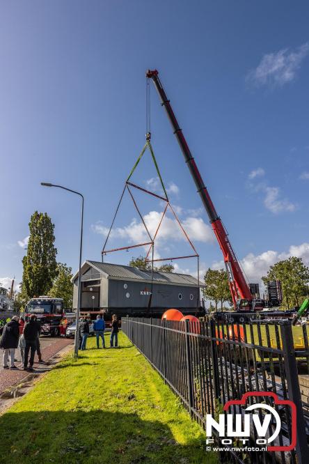 Boothuis KNRM Reddingstation Elburg uit het water gehaald voor renovatie. - © NWVFoto.nl