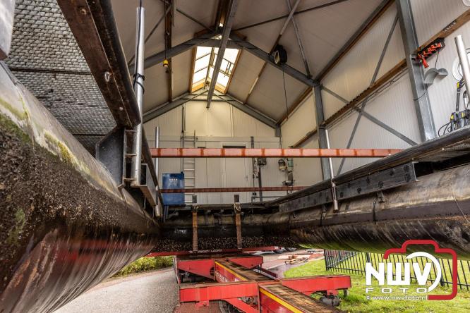 Boothuis KNRM Reddingstation Elburg uit het water gehaald voor renovatie. - © NWVFoto.nl