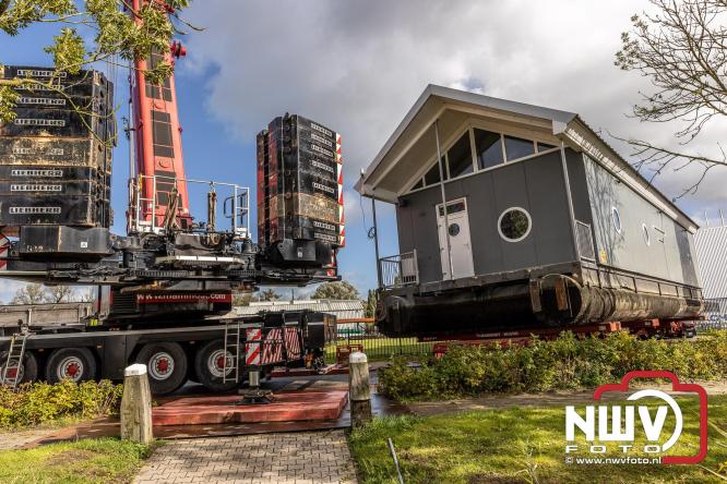 Boothuis KNRM Reddingstation Elburg uit het water gehaald voor renovatie. - © NWVFoto.nl