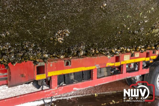Boothuis KNRM Reddingstation Elburg uit het water gehaald voor renovatie. - © NWVFoto.nl