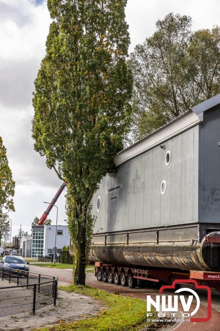 Boothuis KNRM Reddingstation Elburg uit het water gehaald voor renovatie. - © NWVFoto.nl