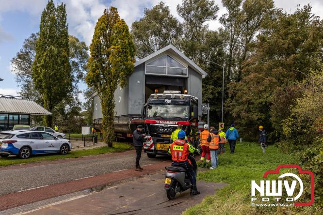 Boothuis KNRM Reddingstation Elburg uit het water gehaald voor renovatie. - © NWVFoto.nl