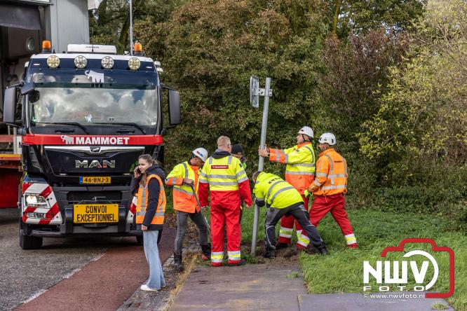Boothuis KNRM Reddingstation Elburg uit het water gehaald voor renovatie. - © NWVFoto.nl