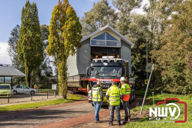 Boothuis KNRM Reddingstation Elburg uit het water gehaald voor renovatie. - © NWVFoto.nl
