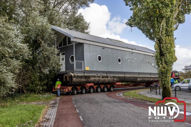 Boothuis KNRM Reddingstation Elburg uit het water gehaald voor renovatie. - © NWVFoto.nl