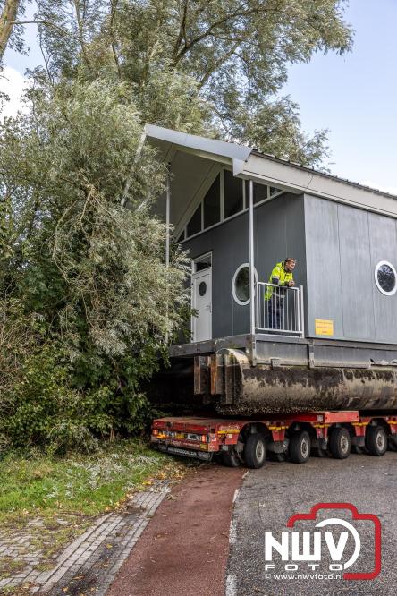 Boothuis KNRM Reddingstation Elburg uit het water gehaald voor renovatie. - © NWVFoto.nl
