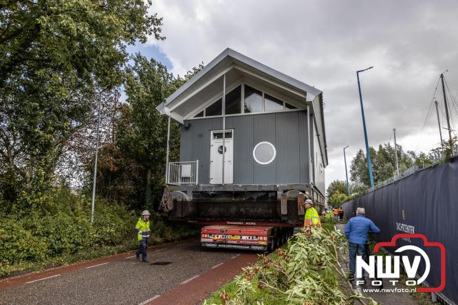 Boothuis KNRM Reddingstation Elburg uit het water gehaald voor renovatie. - © NWVFoto.nl