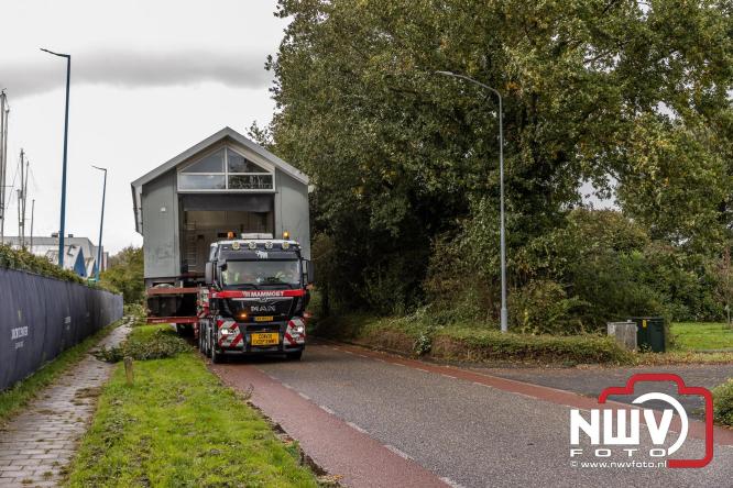 Boothuis KNRM Reddingstation Elburg uit het water gehaald voor renovatie. - © NWVFoto.nl