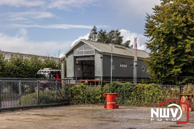 Boothuis KNRM Reddingstation Elburg uit het water gehaald voor renovatie. - © NWVFoto.nl