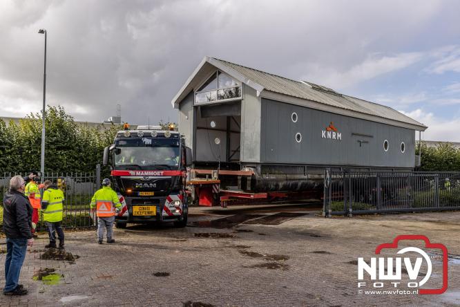 Boothuis KNRM Reddingstation Elburg uit het water gehaald voor renovatie. - © NWVFoto.nl