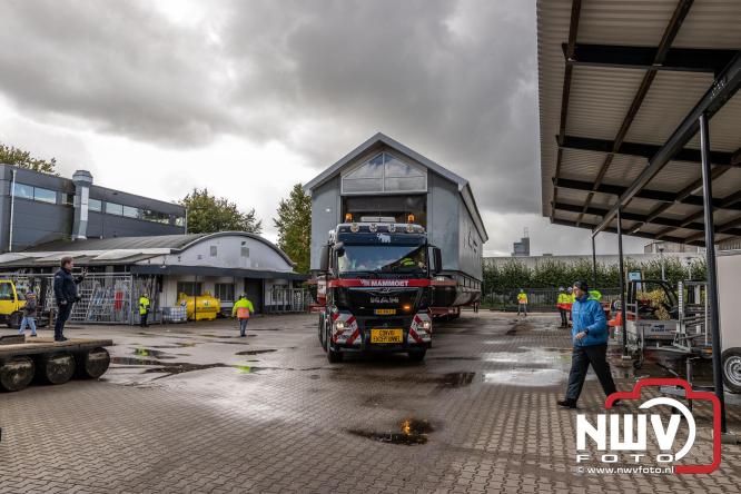 Boothuis KNRM Reddingstation Elburg uit het water gehaald voor renovatie. - © NWVFoto.nl