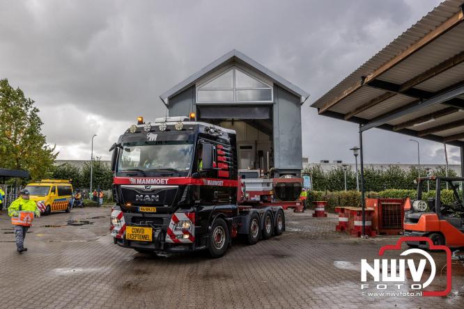 Boothuis KNRM Reddingstation Elburg uit het water gehaald voor renovatie. - © NWVFoto.nl