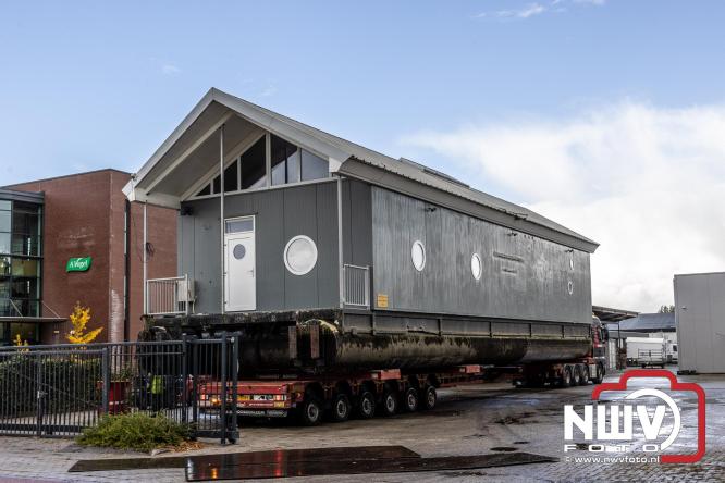 Boothuis KNRM Reddingstation Elburg uit het water gehaald voor renovatie. - © NWVFoto.nl