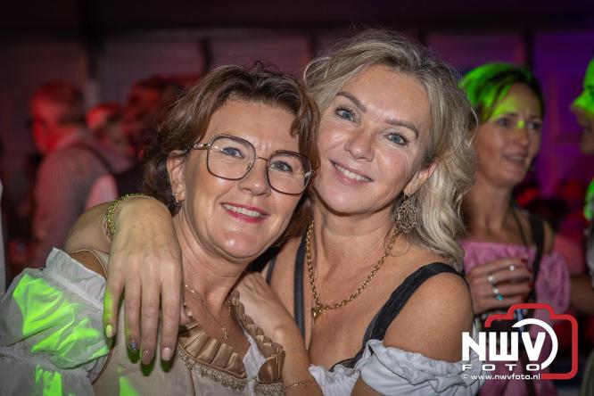 Feestelijke sfeer tijdens Oktoberfest op het Marktplein in Nunspeet. - © NWVFoto.nl