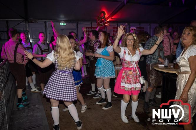 Feestelijke sfeer tijdens Oktoberfest op het Marktplein in Nunspeet. - © NWVFoto.nl