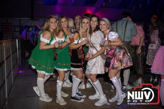 Feestelijke sfeer tijdens Oktoberfest op het Marktplein in Nunspeet. - © NWVFoto.nl