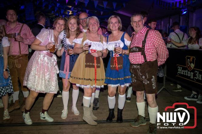 Feestelijke sfeer tijdens Oktoberfest op het Marktplein in Nunspeet. - © NWVFoto.nl