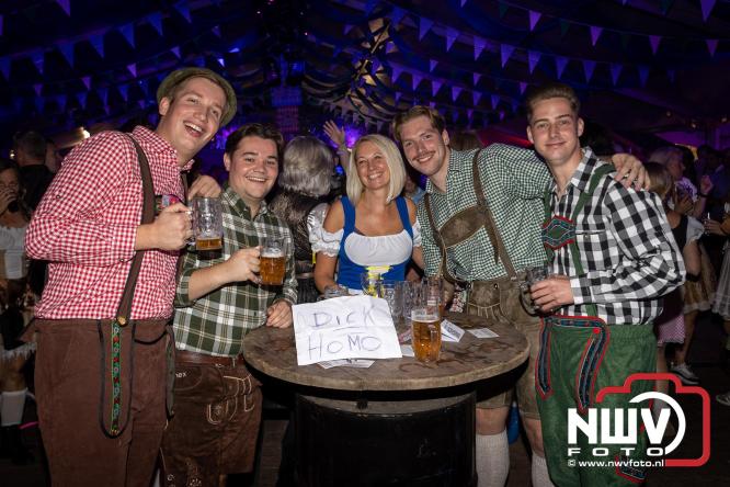 Feestelijke sfeer tijdens Oktoberfest op het Marktplein in Nunspeet. - © NWVFoto.nl