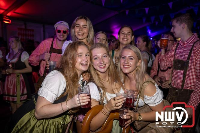 Feestelijke sfeer tijdens Oktoberfest op het Marktplein in Nunspeet. - © NWVFoto.nl