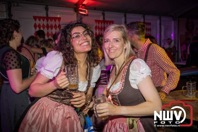 Feestelijke sfeer tijdens Oktoberfest op het Marktplein in Nunspeet. - © NWVFoto.nl