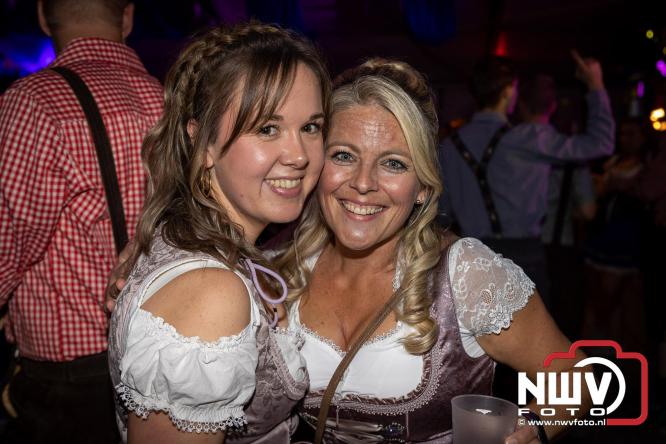 Feestelijke sfeer tijdens Oktoberfest op het Marktplein in Nunspeet. - © NWVFoto.nl