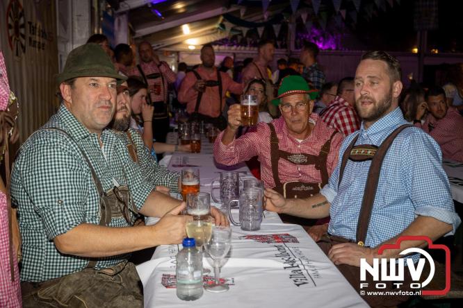 Feestelijke sfeer tijdens Oktoberfest op het Marktplein in Nunspeet. - © NWVFoto.nl