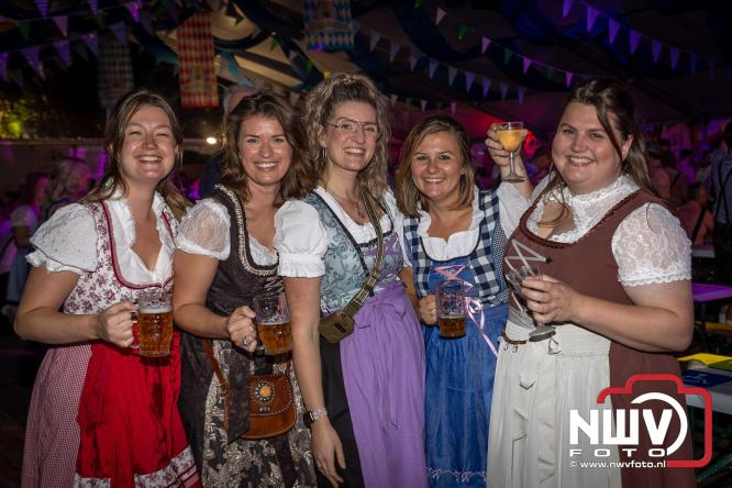Feestelijke sfeer tijdens Oktoberfest op het Marktplein in Nunspeet. - © NWVFoto.nl