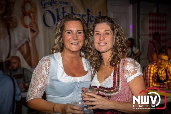 Feestelijke sfeer tijdens Oktoberfest op het Marktplein in Nunspeet. - © NWVFoto.nl