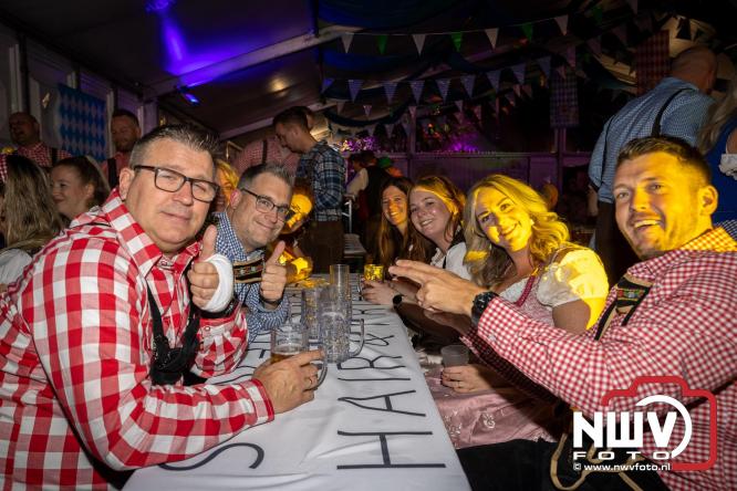 Feestelijke sfeer tijdens Oktoberfest op het Marktplein in Nunspeet. - © NWVFoto.nl
