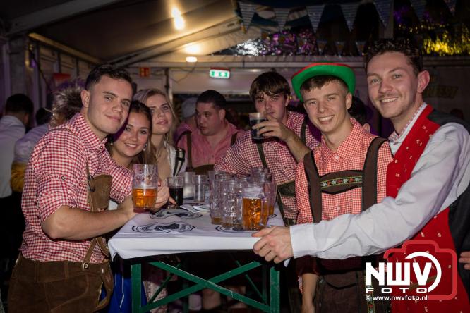 Feestelijke sfeer tijdens Oktoberfest op het Marktplein in Nunspeet. - © NWVFoto.nl