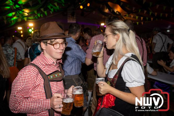 Feestelijke sfeer tijdens Oktoberfest op het Marktplein in Nunspeet. - © NWVFoto.nl