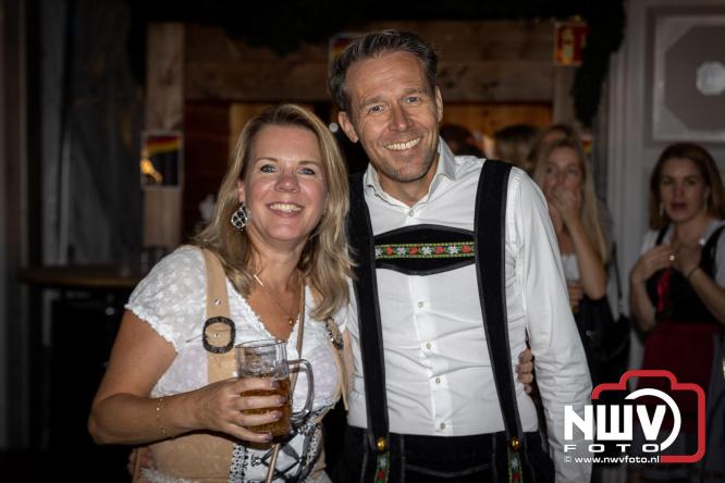 Feestelijke sfeer tijdens Oktoberfest op het Marktplein in Nunspeet. - © NWVFoto.nl