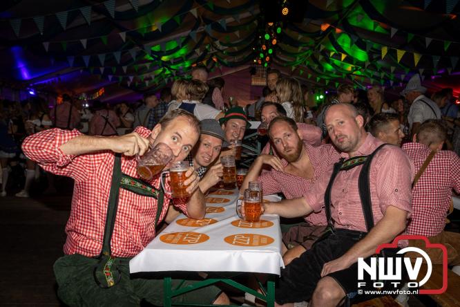 Feestelijke sfeer tijdens Oktoberfest op het Marktplein in Nunspeet. - © NWVFoto.nl