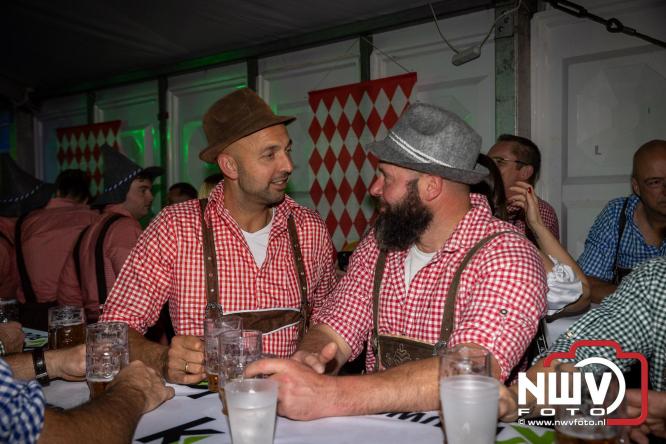 Feestelijke sfeer tijdens Oktoberfest op het Marktplein in Nunspeet. - © NWVFoto.nl