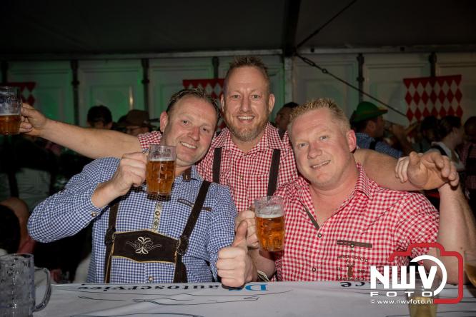 Feestelijke sfeer tijdens Oktoberfest op het Marktplein in Nunspeet. - © NWVFoto.nl