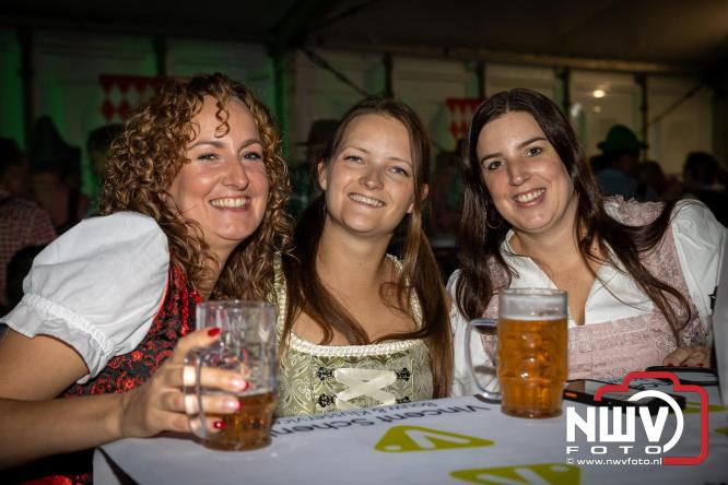 Feestelijke sfeer tijdens Oktoberfest op het Marktplein in Nunspeet. - © NWVFoto.nl