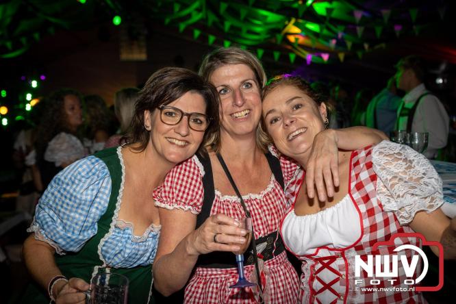 Feestelijke sfeer tijdens Oktoberfest op het Marktplein in Nunspeet. - © NWVFoto.nl